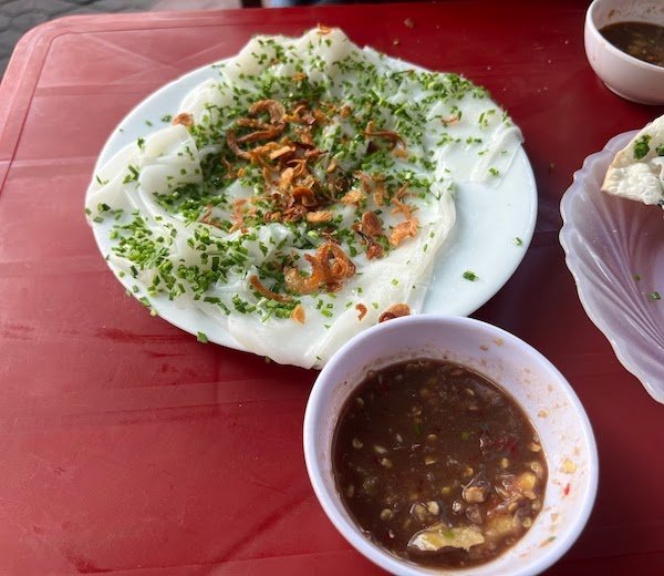 Nước chấm thần thánh thu hút thực khách