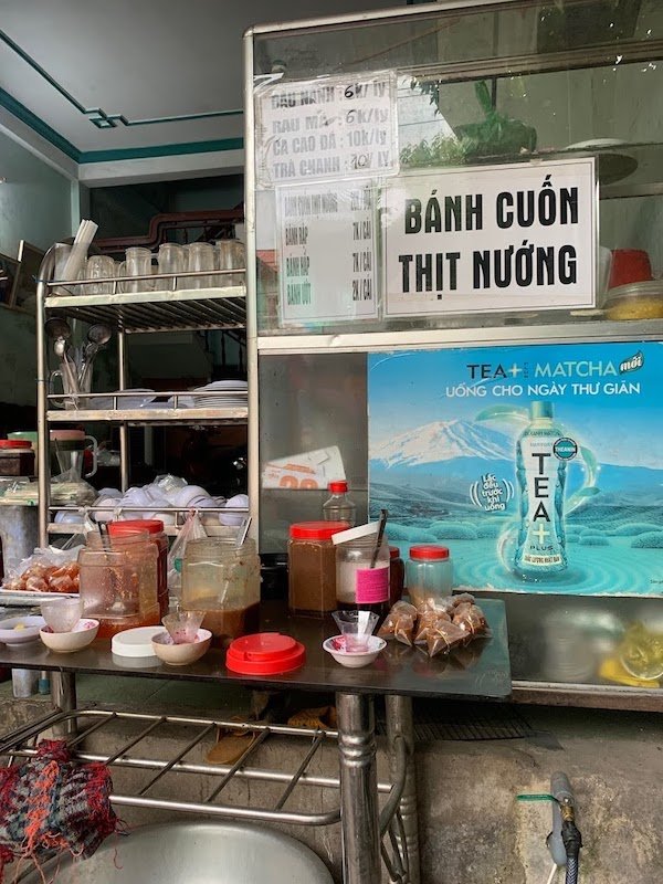 Ngoài bánh đập, quán còn có nhiều món ăn sáng khác