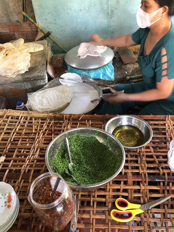 Mỡ hẹ được phết đẫm ngon miệng