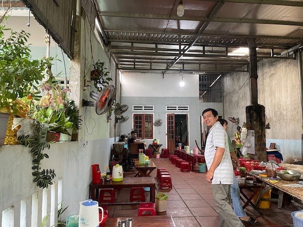 Quán dù trong hẻm vẫn thu hút thực khách