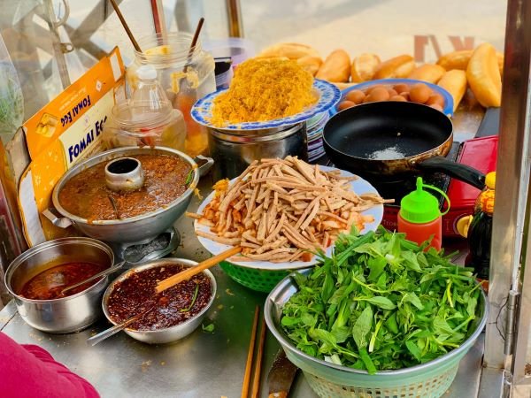 banh-mi-quang-ngai-co-nu-2