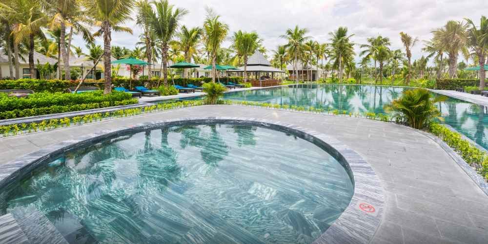 Bãi Dừa Quảng Ngãi - nơi bạn có thể tạm quên đi nhịp sống hối hả và đắm mình trong sự yên bình của thiên nhiên hoang sơ.