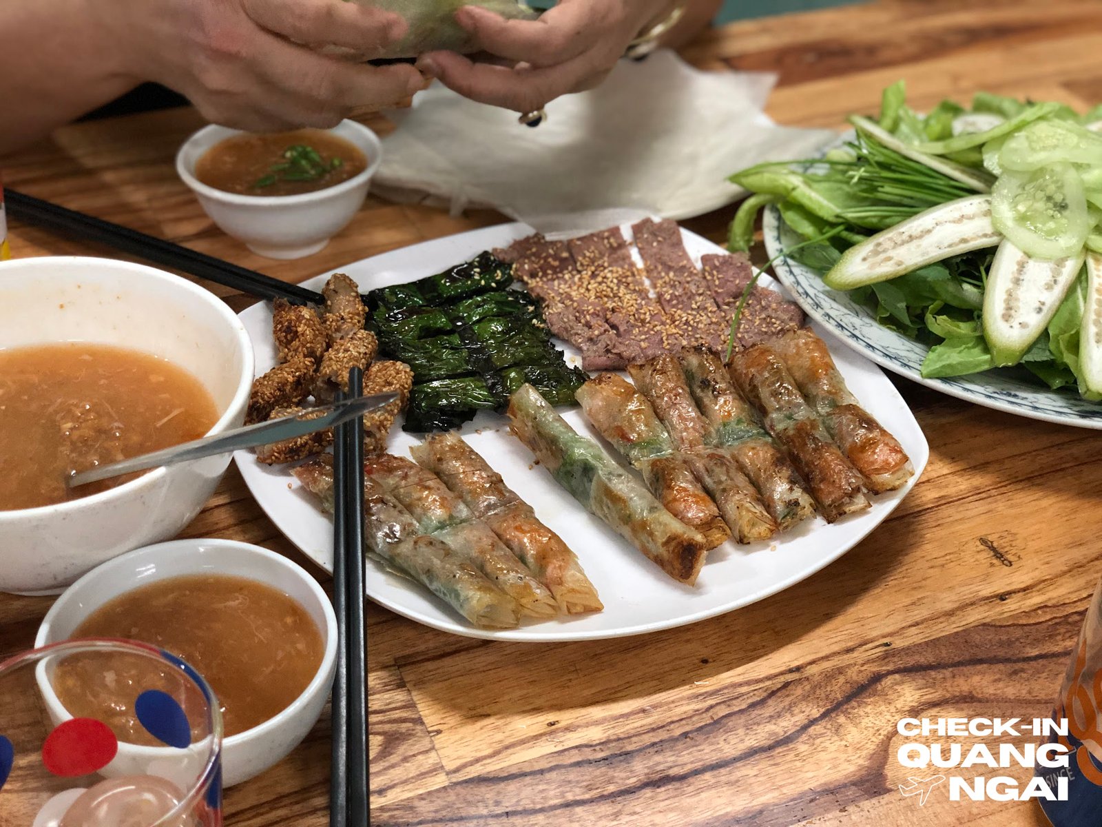 Với loại bánh tráng phơi sương đặc trưng của Quảng Ngãi đã biến loại ram nướng này thơm ngon và quyến rũ hơn bao giờ hết