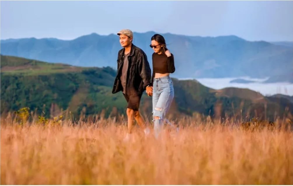 Đồi cỏ trải dài, nơi tâm hồn hòa quyện cùng thiên nhiên.